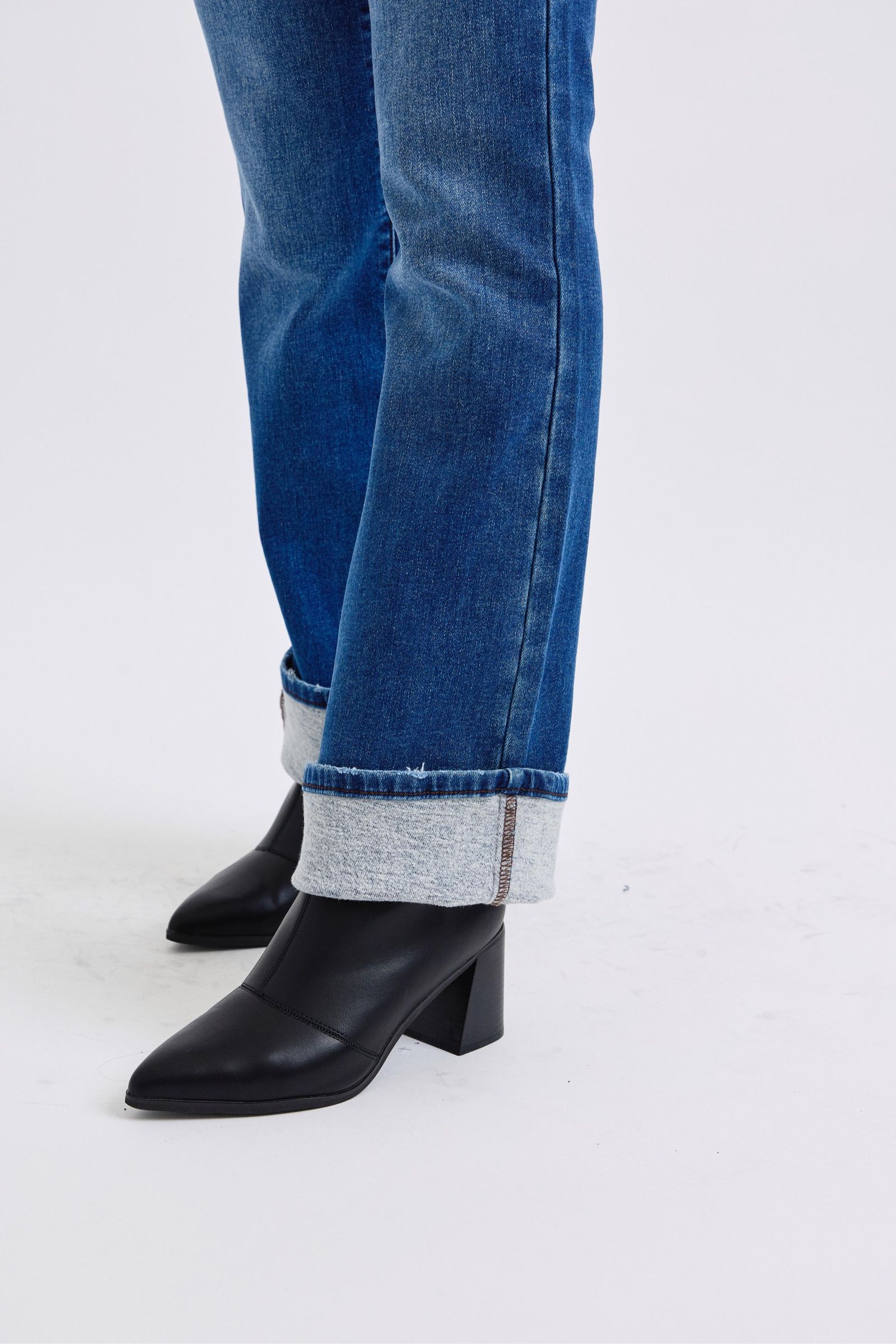 JUDY BLUE: Mid-Rise Bootcut Jeans with Thermal Lining