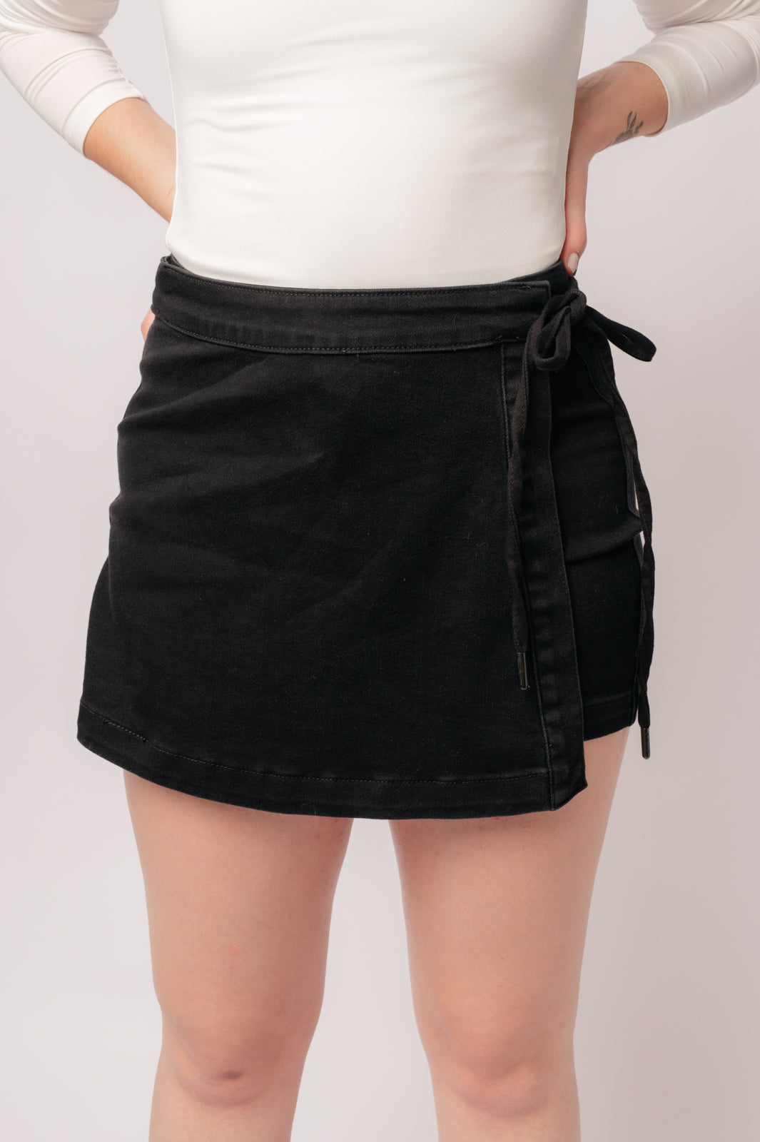 JUDY BLUE Bentli High Rise Side Tie Denim Skort in Black