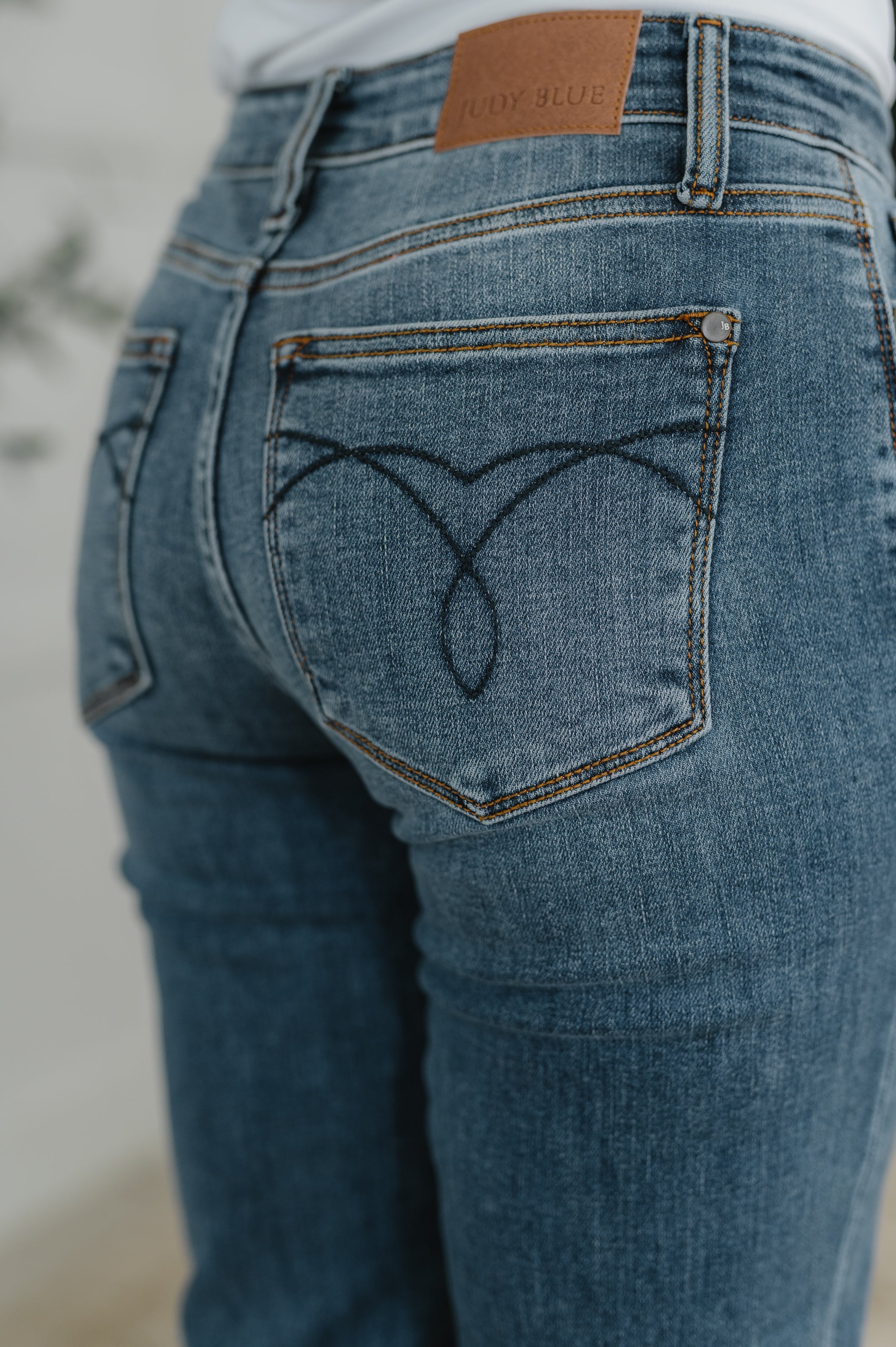 JUDY BLUE: Colette Mid Rise Boyfriend Classic Cuffed