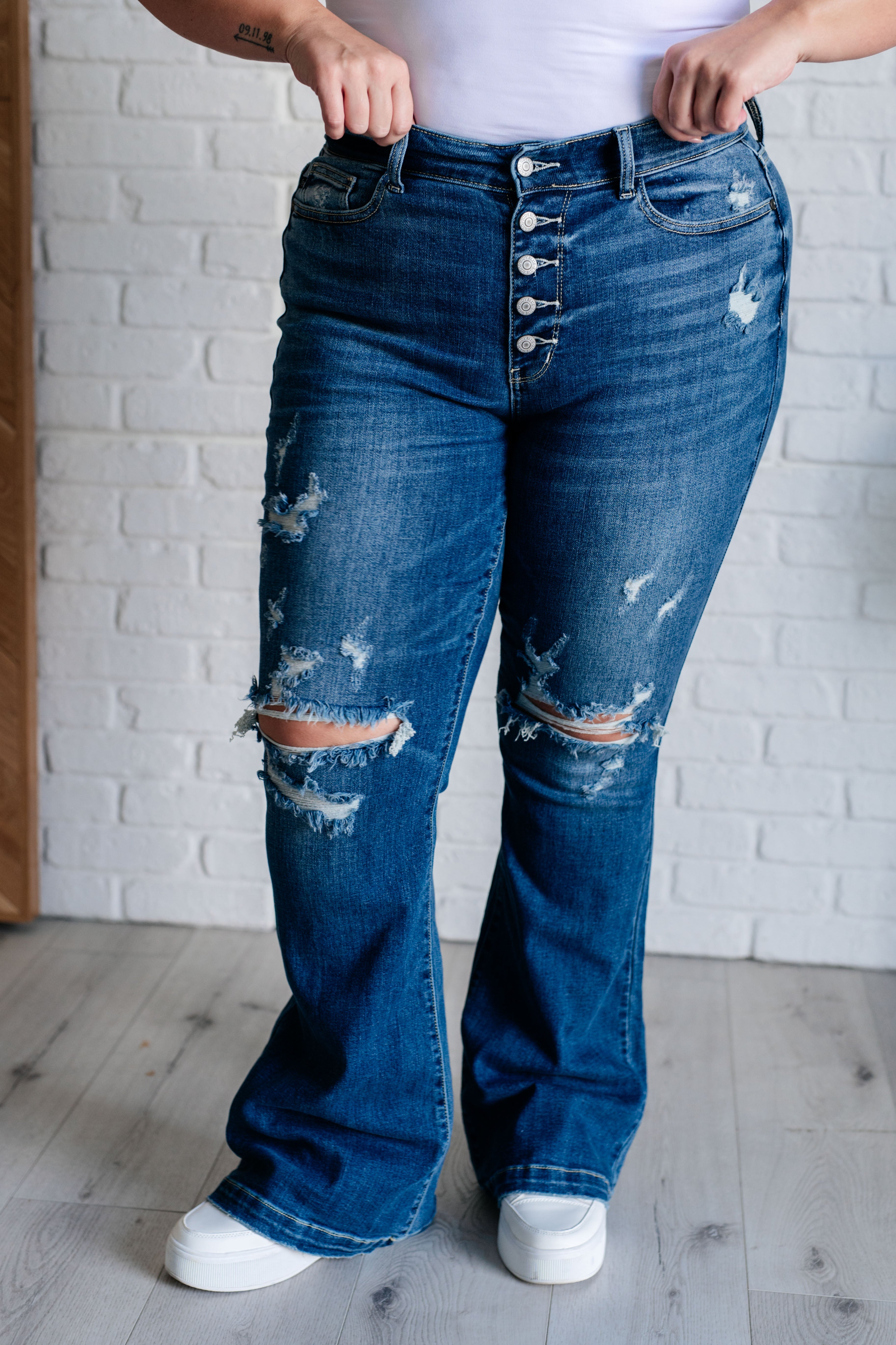 JUDY BLUE: Gabriella Mid Rise Distressed Button Fly Flare