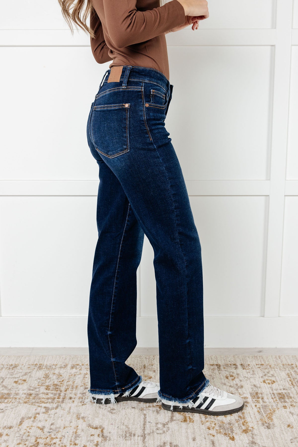 JUDY BLUE: Jacqueline Mid Rise Frayed Hem Straight Leg Jean