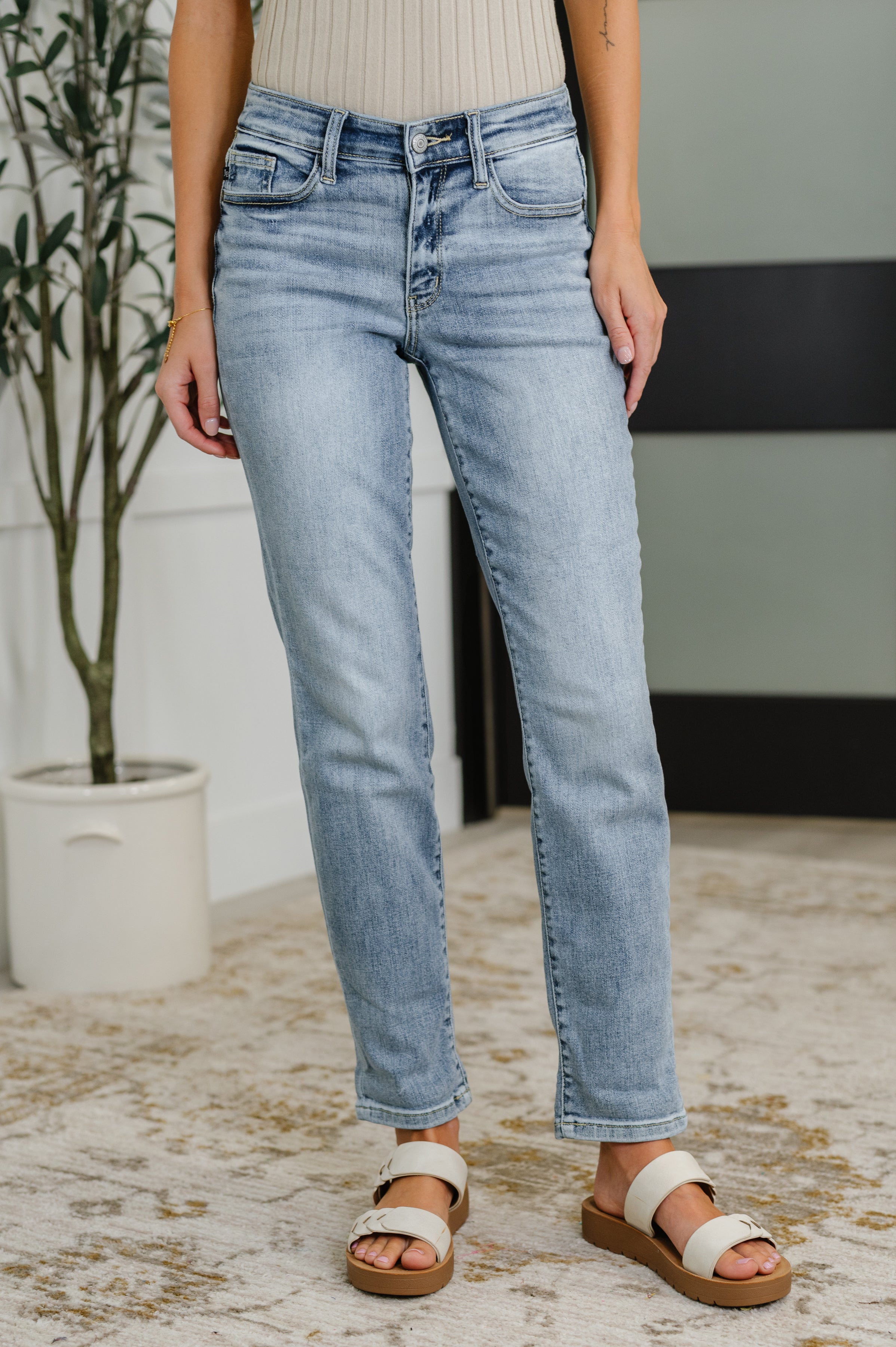 JUDY BLUE: Mallory Mid Rise Bleach Wash Boyfriend Jeans