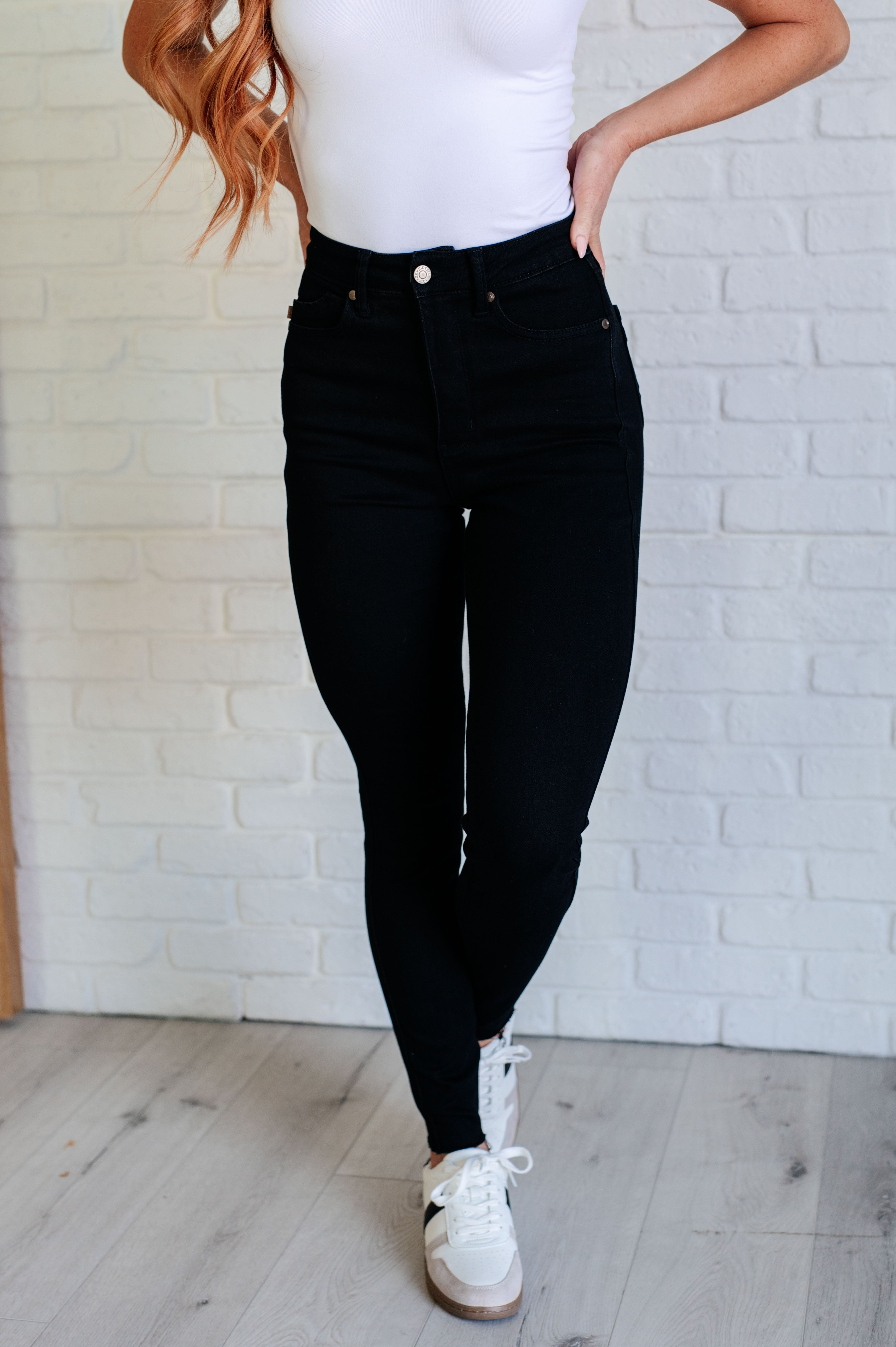 JUDY BLUE: Nicole Tummy Control Skinny Jeans in Black