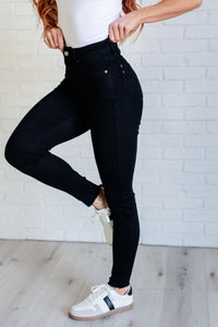 JUDY BLUE: Nicole Tummy Control Skinny Jeans in Black