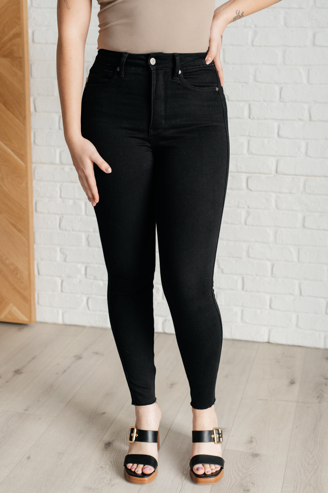 JUDY BLUE: Nicole Tummy Control Skinny Jeans in Black