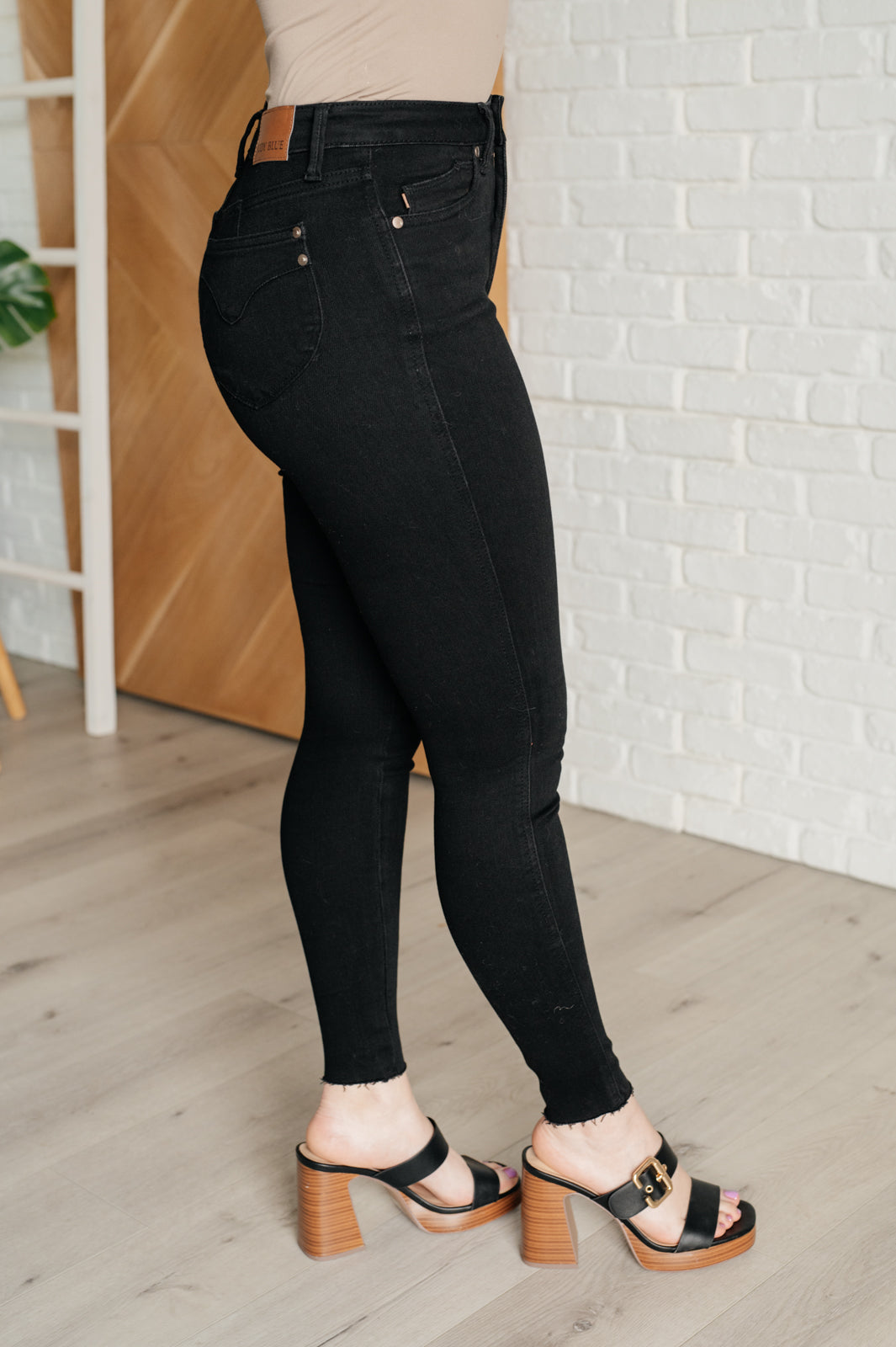 JUDY BLUE: Nicole Tummy Control Skinny Jeans in Black