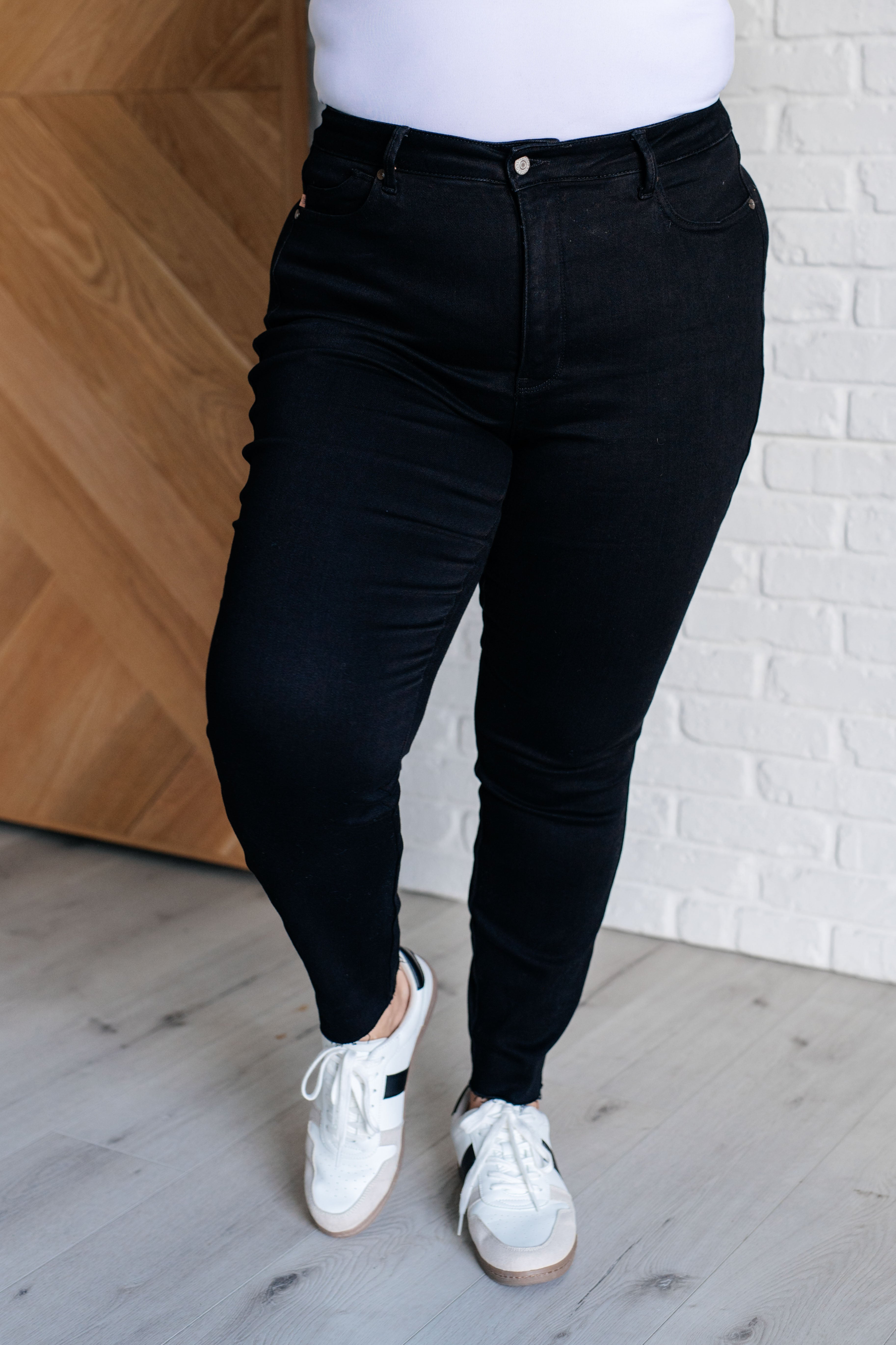 JUDY BLUE: Nicole Tummy Control Skinny Jeans in Black