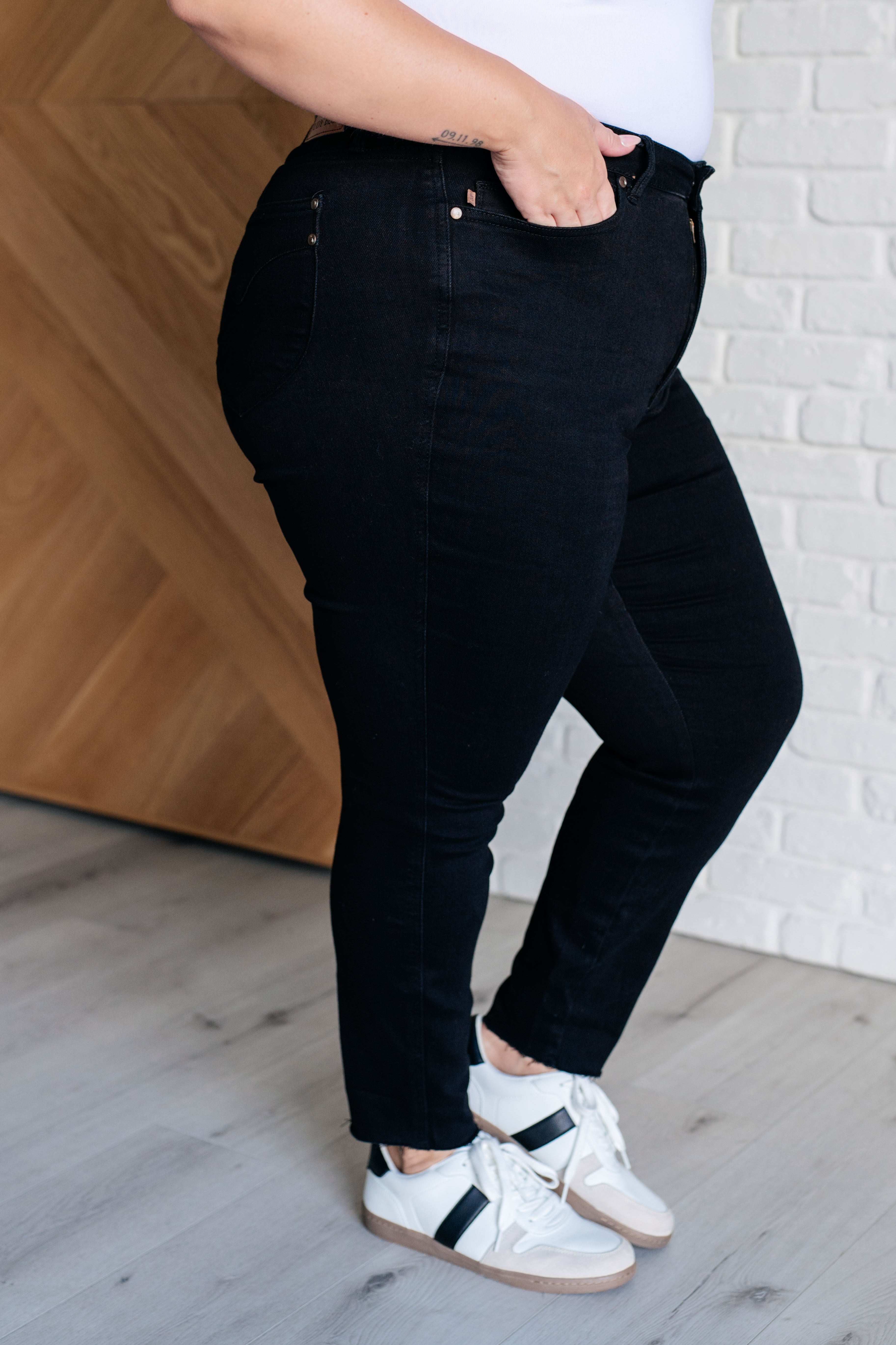 JUDY BLUE: Nicole Tummy Control Skinny Jeans in Black