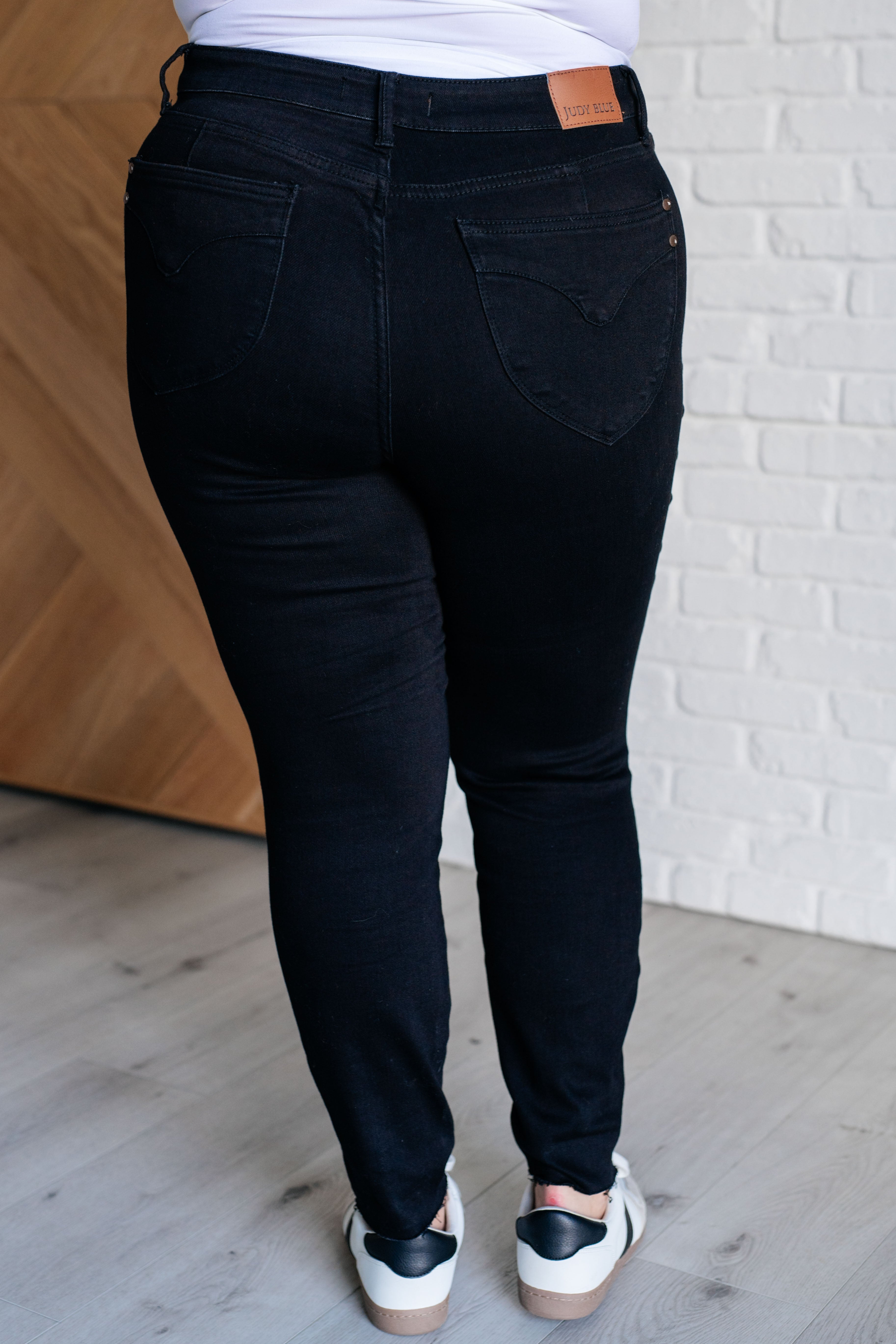 JUDY BLUE: Nicole Tummy Control Skinny Jeans in Black