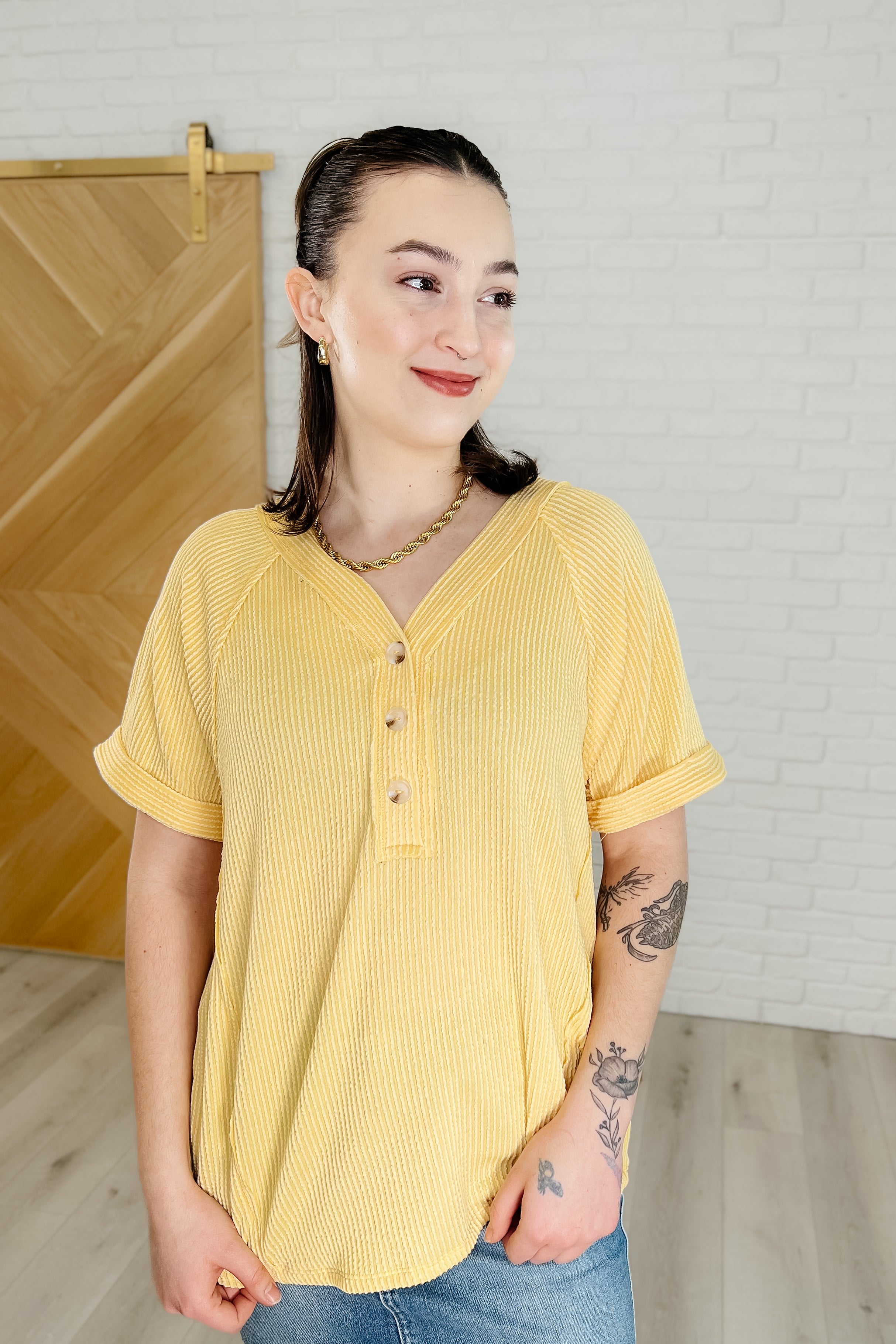Plain and Sassy V-Neck Tee in Lemonade