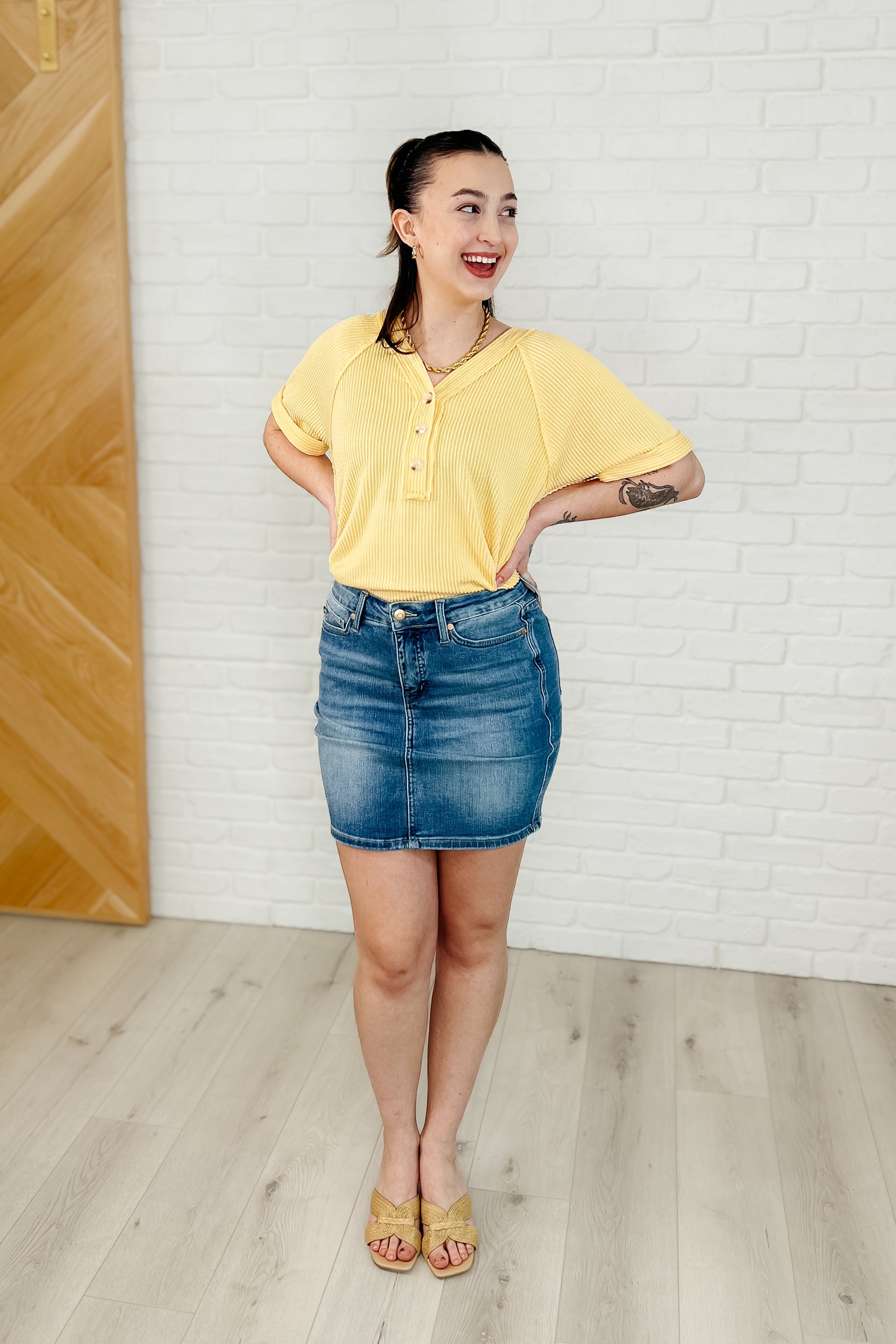 Plain and Sassy V-Neck Tee in Lemonade