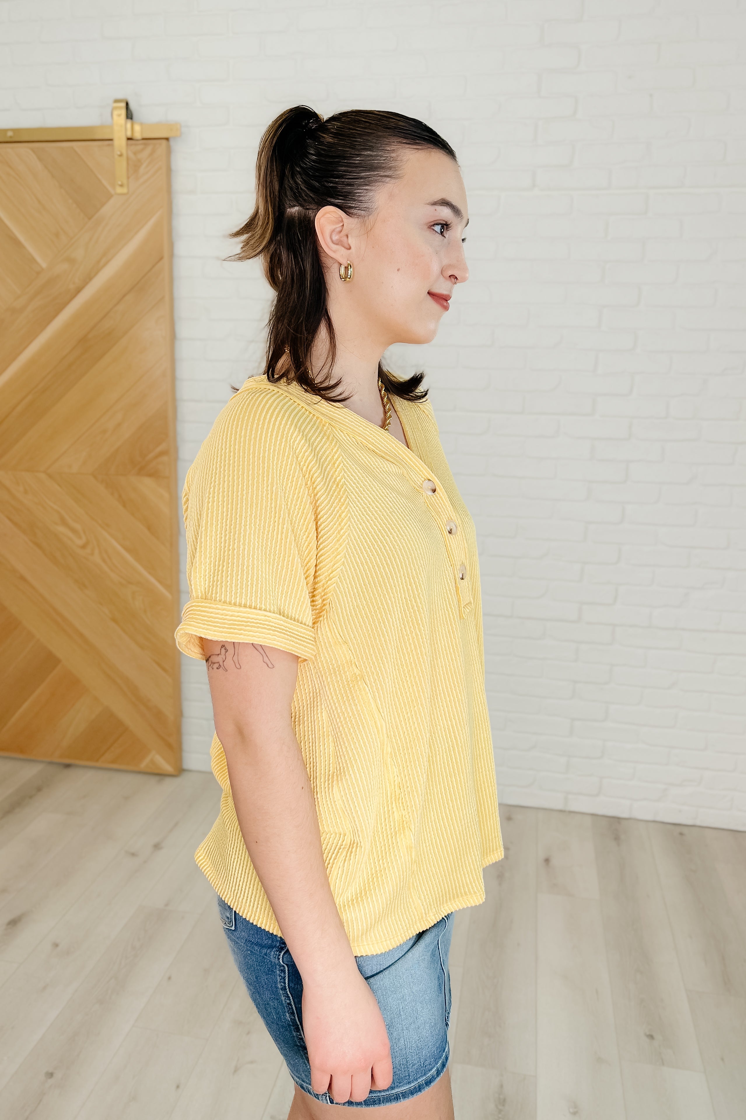 Plain and Sassy V-Neck Tee in Lemonade