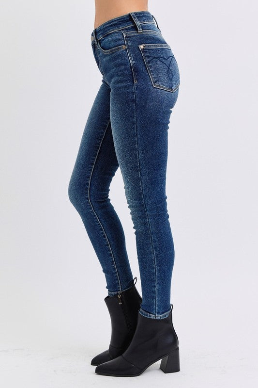 JUDY BLUE: Mid-Rise Waist Skinny Jeans with Thermal Lining